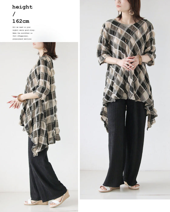 涼やかさと品格を両立。脚を出さない派のプリーツパンツ