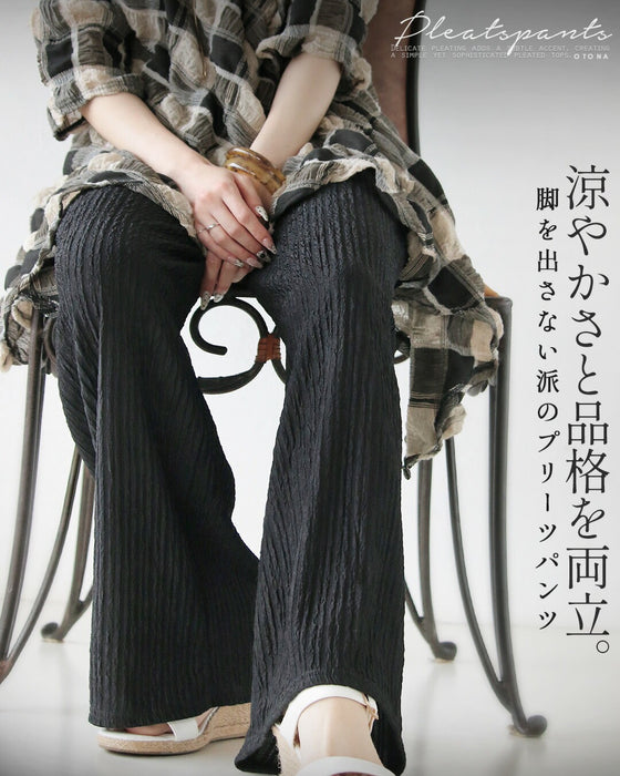 涼やかさと品格を両立。脚を出さない派のプリーツパンツ