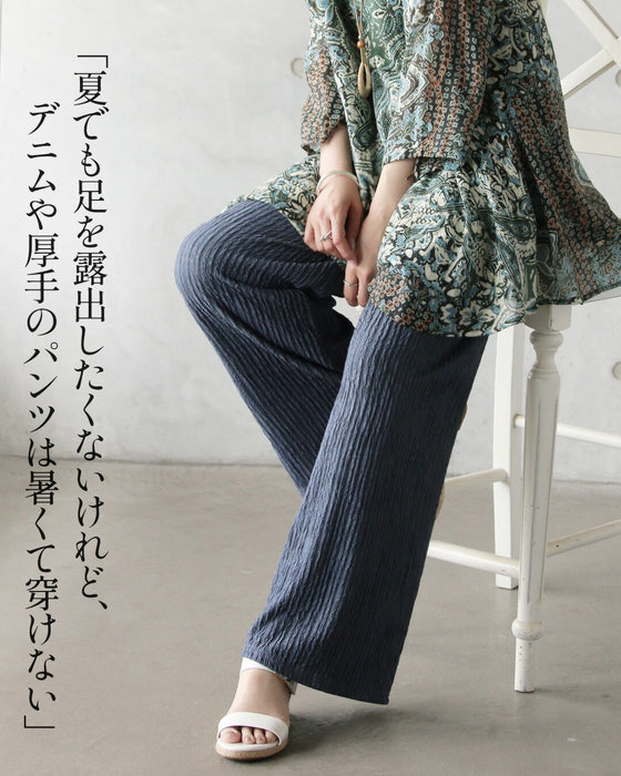 涼やかさと品格を両立。脚を出さない派のプリーツパンツ