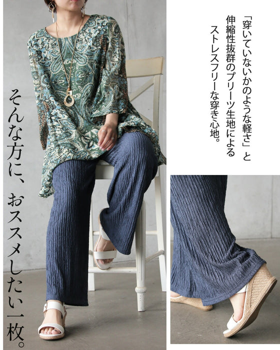 涼やかさと品格を両立。脚を出さない派のプリーツパンツ