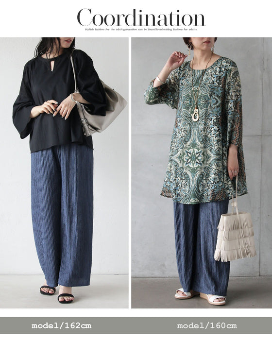 涼やかさと品格を両立。脚を出さない派のプリーツパンツ