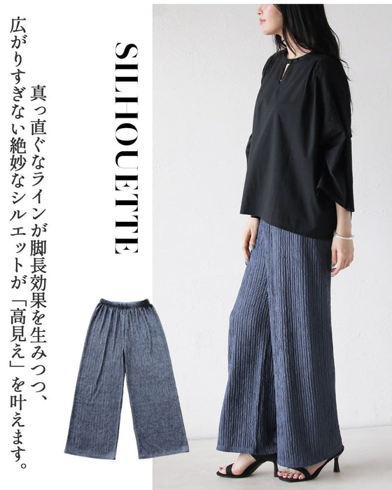 涼やかさと品格を両立。脚を出さない派のプリーツパンツ