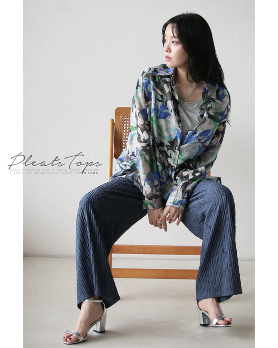 涼やかさと品格を両立。脚を出さない派のプリーツパンツ