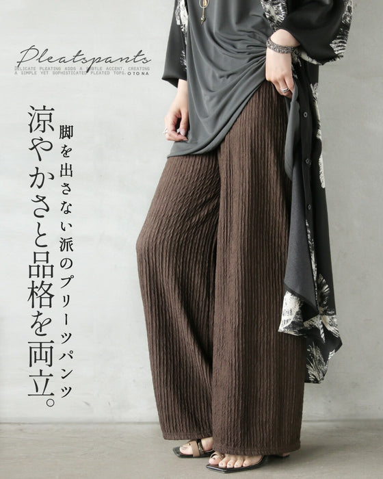 涼やかさと品格を両立。脚を出さない派のプリーツパンツ