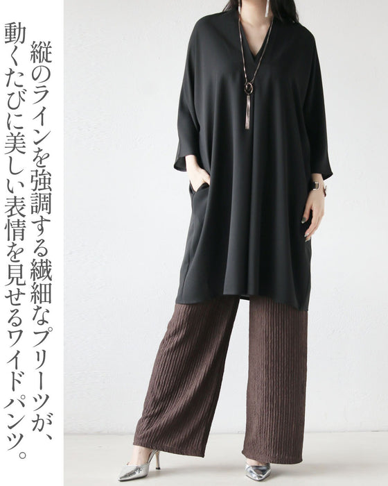 涼やかさと品格を両立。脚を出さない派のプリーツパンツ