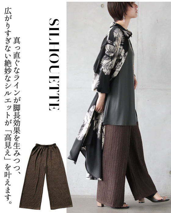 涼やかさと品格を両立。脚を出さない派のプリーツパンツ