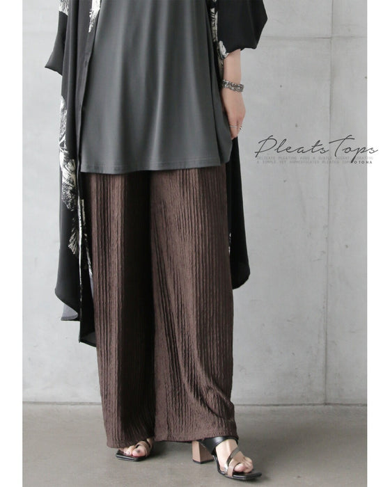 涼やかさと品格を両立。脚を出さない派のプリーツパンツ