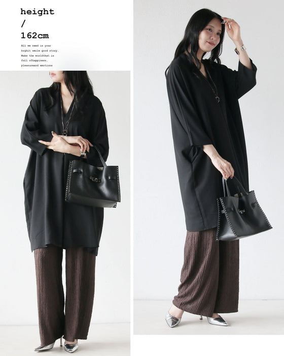 涼やかさと品格を両立。脚を出さない派のプリーツパンツ