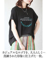 触れたくなる質感洗練はディテールに宿る立体ロゴTシャツ