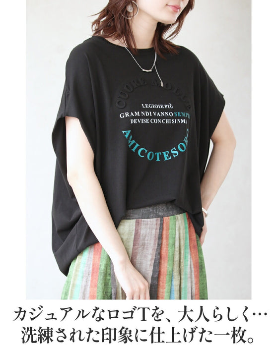 触れたくなる質感洗練はディテールに宿る立体ロゴTシャツ