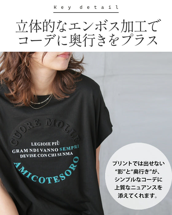 触れたくなる質感洗練はディテールに宿る立体ロゴTシャツ