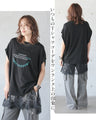 触れたくなる質感洗練はディテールに宿る立体ロゴTシャツ