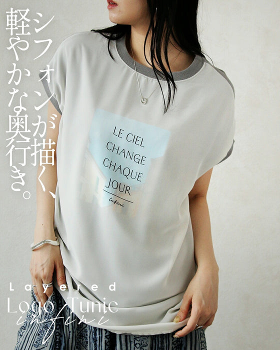 シフォンが描く、軽やかな奥行き。 レイヤードロゴチュニック