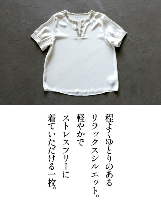 衿元に煌めきを。上品ビーズブラウス