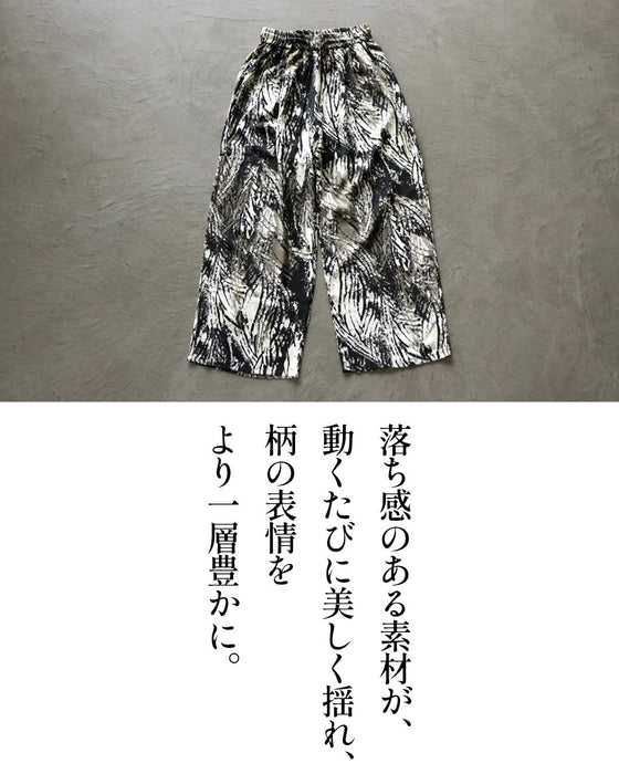 柄で魅せる、大人の余裕。洗練アート柄パンツ