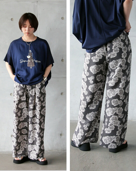 甘さを抑えた花柄で魅せる。柄ワイドパンツ