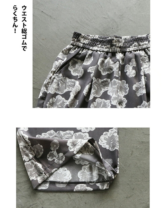 甘さを抑えた花柄で魅せる。柄ワイドパンツ