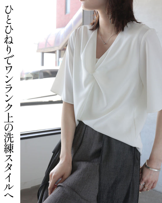ねじりが生む立体美。細見えＶネックツイストブラウス