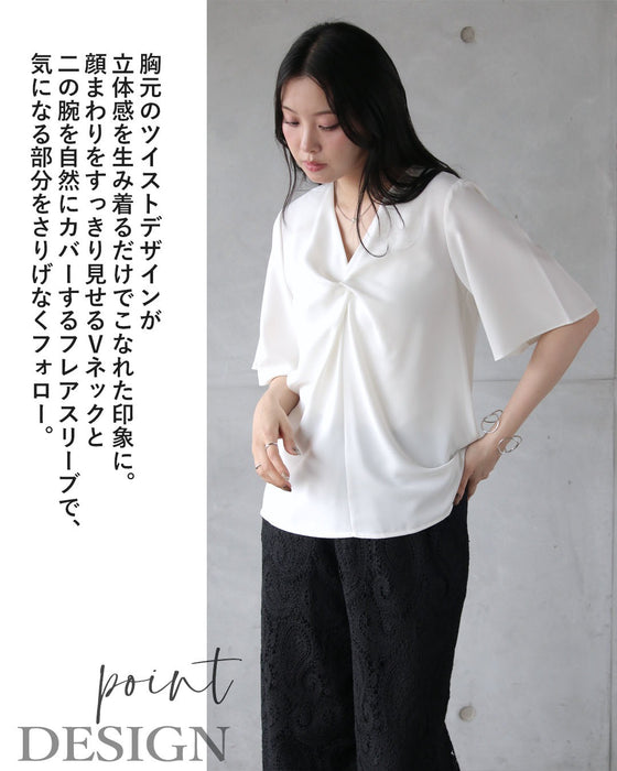 ねじりが生む立体美。細見えＶネックツイストブラウス