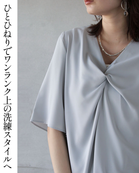 ねじりが生む立体美。細見えＶネックツイストブラウス