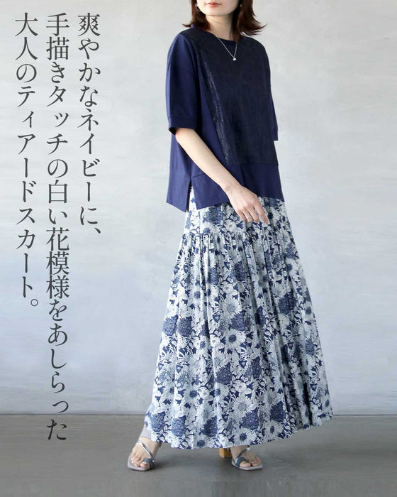 白×ネイビーが描く、大人の気品。花柄ティアードスカート