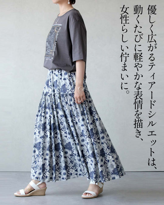 白×ネイビーが描く、大人の気品。花柄ティアードスカート
