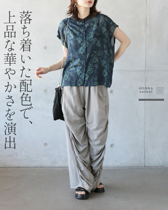 涼やかな気品を纏う大人の柄ブラウス