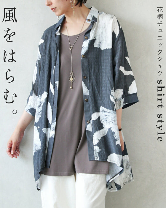 風をはらむ花柄チュニックシャツ