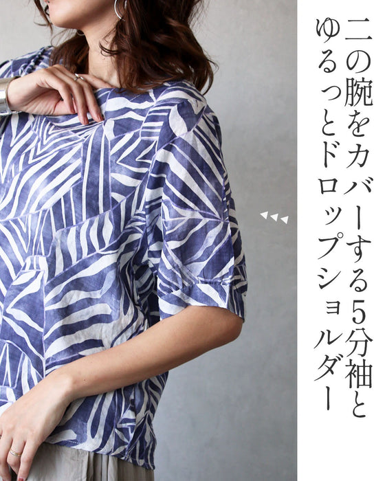涼感と知性をまとう ブルーのモード柄トップス