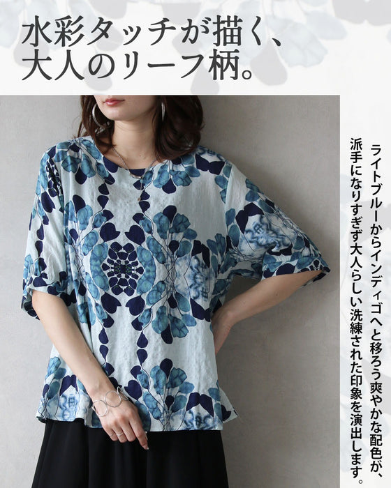美しく華やぐ、青を纏う。 モダンリーフ柄トップス