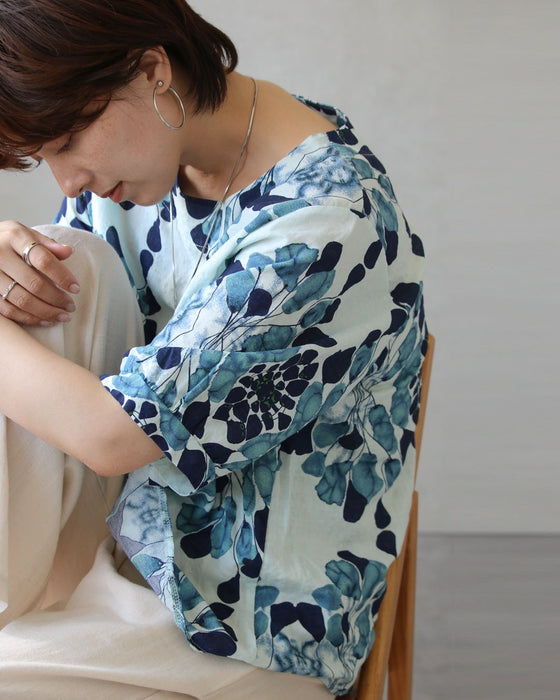 美しく華やぐ、青を纏う。 モダンリーフ柄トップス