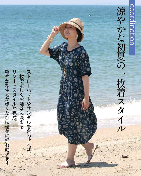 ブルーが映える、大人の余裕。異素材柄ワンピース