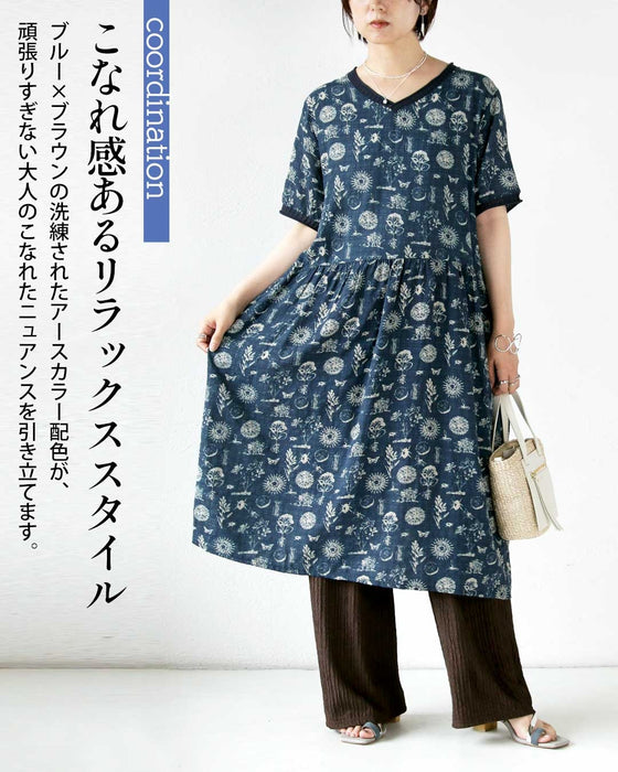 ブルーが映える、大人の余裕。異素材柄ワンピース
