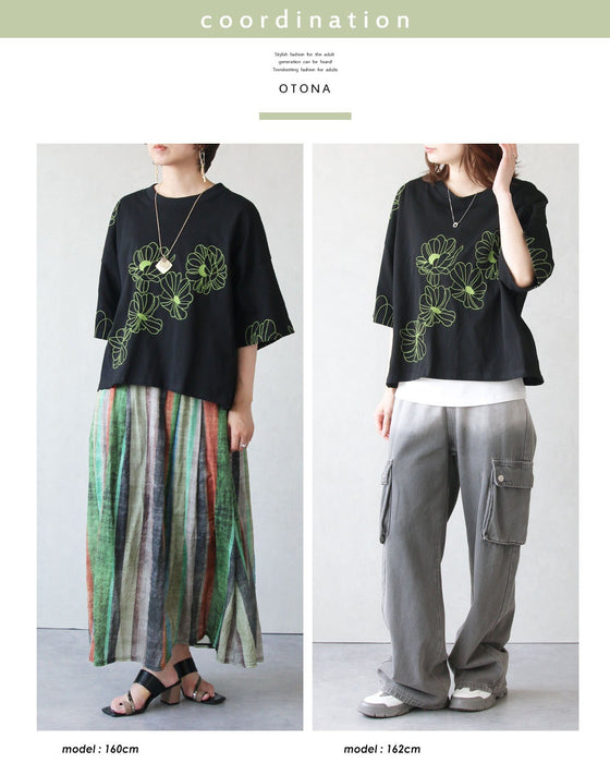 甘さを削ぎ落とした 花刺繍  配色が映えるTシャツ
