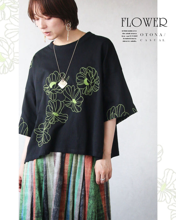 甘さを削ぎ落とした 花刺繍  配色が映えるTシャツ