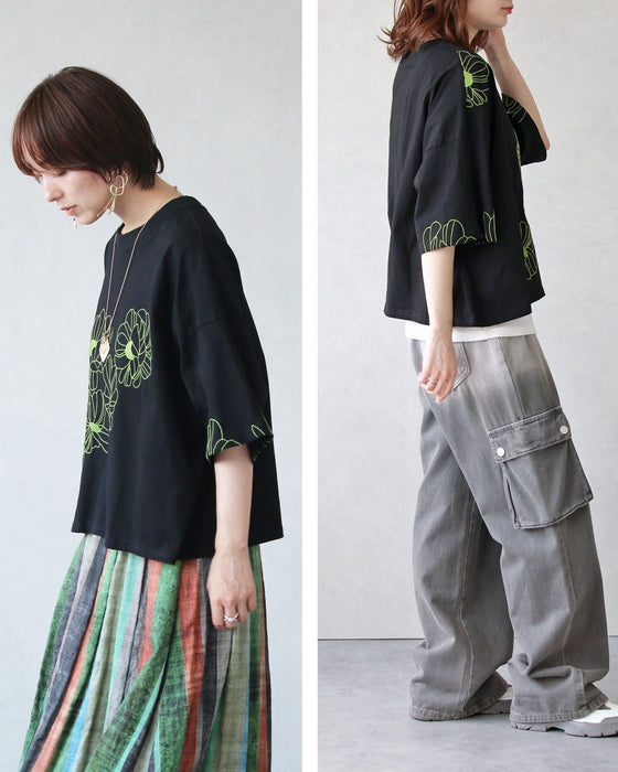 甘さを削ぎ落とした 花刺繍  配色が映えるTシャツ