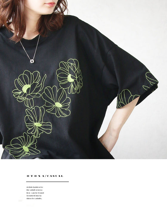 甘さを削ぎ落とした 花刺繍  配色が映えるTシャツ