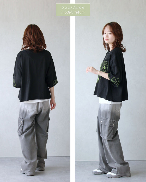 甘さを削ぎ落とした 花刺繍  配色が映えるTシャツ