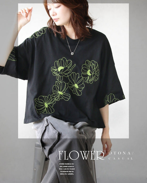 甘さを削ぎ落とした 花刺繍  配色が映えるTシャツ