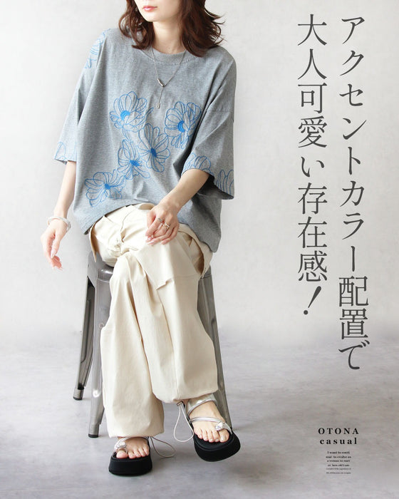 甘さを削ぎ落とした 花刺繍  配色が映えるTシャツ