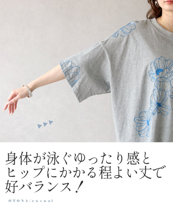 甘さを削ぎ落とした 花刺繍  配色が映えるTシャツ