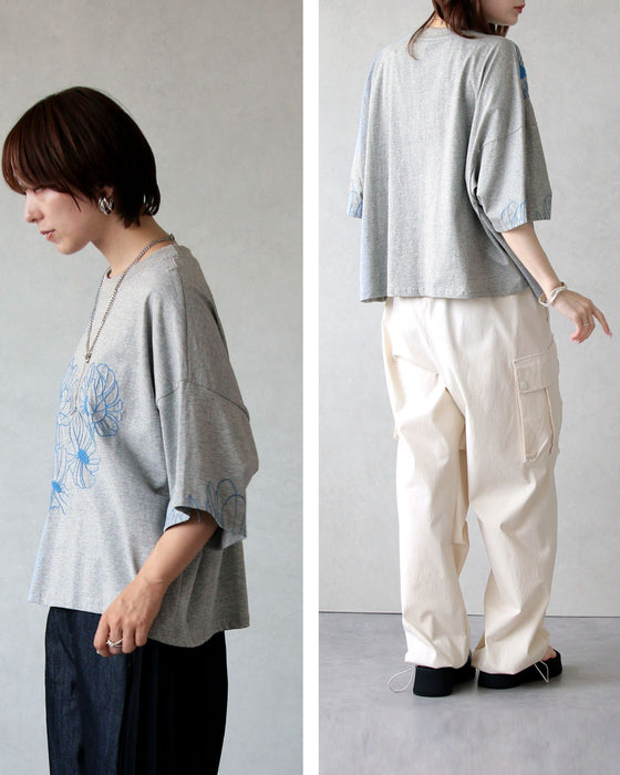 甘さを削ぎ落とした 花刺繍  配色が映えるTシャツ