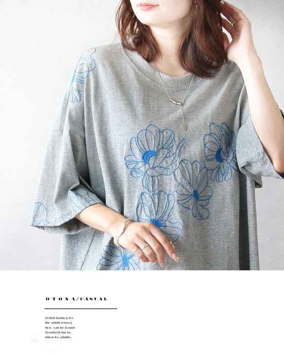 甘さを削ぎ落とした 花刺繍  配色が映えるTシャツ
