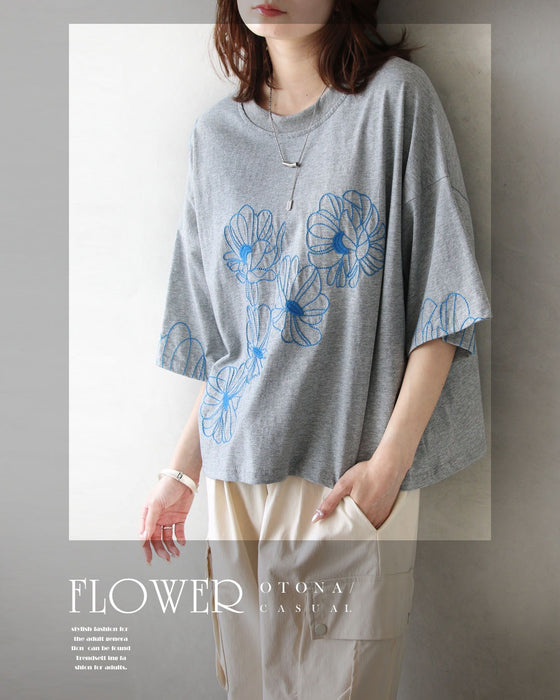 甘さを削ぎ落とした 花刺繍  配色が映えるTシャツ