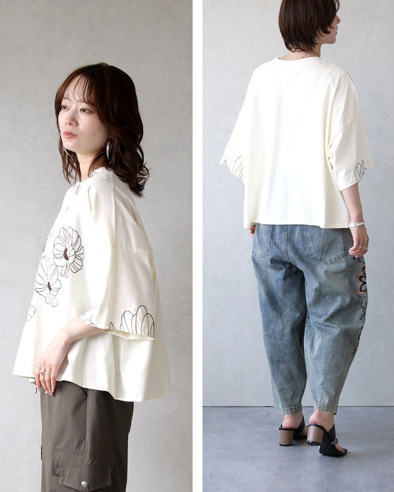 甘さを削ぎ落とした 花刺繍  配色が映えるTシャツ