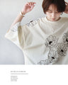 甘さを削ぎ落とした 花刺繍  配色が映えるTシャツ