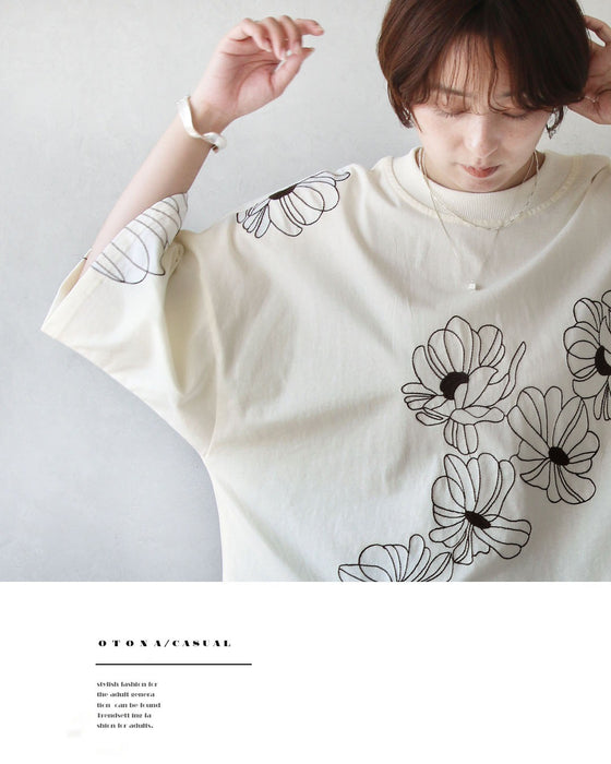 甘さを削ぎ落とした 花刺繍  配色が映えるTシャツ