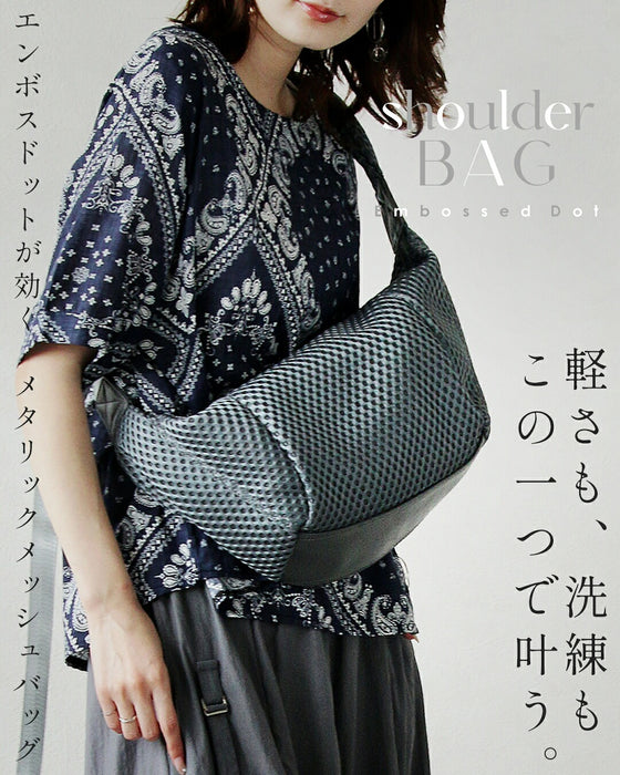 軽さも、洗練も。この一つで叶うメタリックメッシュバッグ