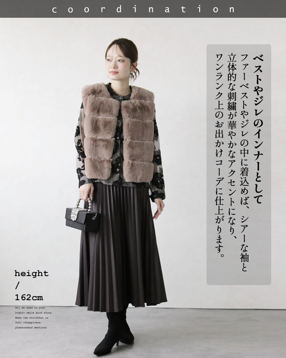 花刺繍で魅せる、大人の上品シアーブラウス