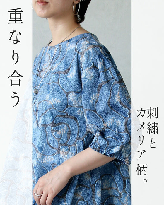 重ねる美しさ 刺繍カメリア柄ブラウス